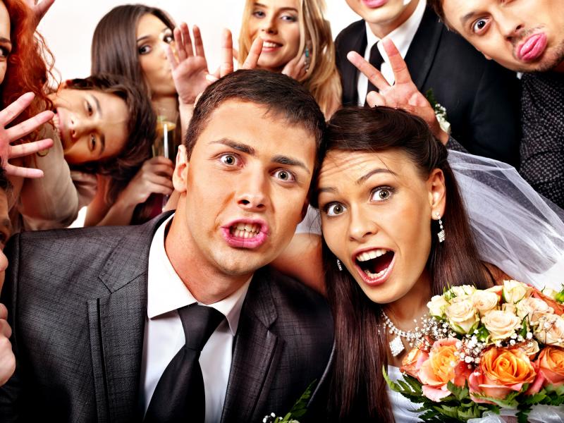 Młoda para i goście w fotobudce na weselu