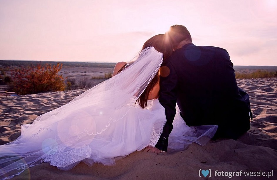 Para młoda na pustyni - zagraniczna sesja ślubna