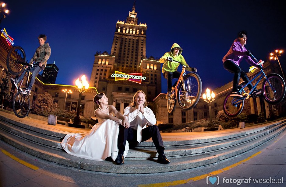 Sesja ślubna nocą przy pałacu kultury