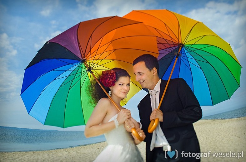 Gdańsk - para młoda pod kolorowym parasolem na plaży