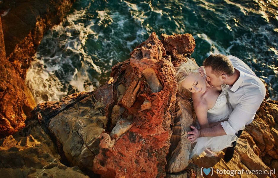 Sesja ślubna za granicą - para młoda na klifie, nad morzem 