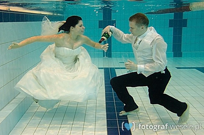 Poznań - para młoda pod wodą w basenie pije szampana