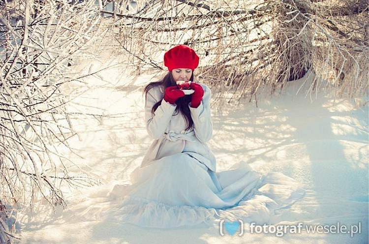 pani młoda z czerwoną filiżanką w zimowej scenerii