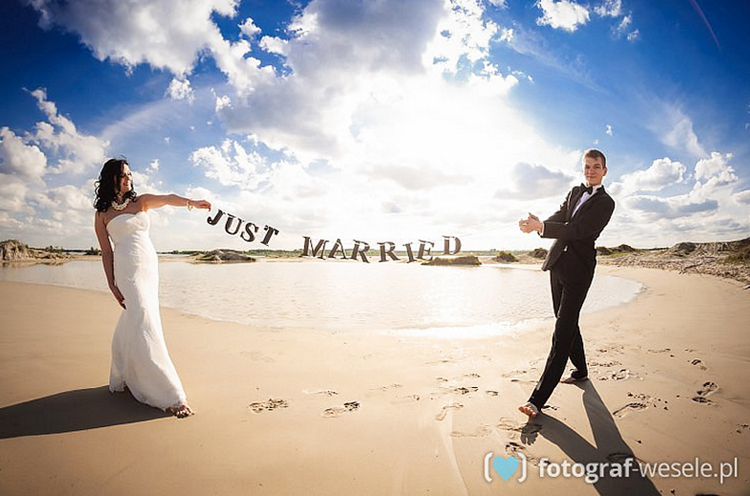 para młoda na plaży z napisem just married 