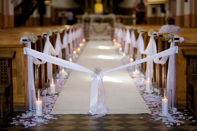 Wystrój kościoła na ślub - które dekoracje wyjdą najlepiej na zdjęciach?