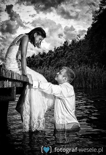 Sesja ślubna - para młoda nad jeziorem - sepia