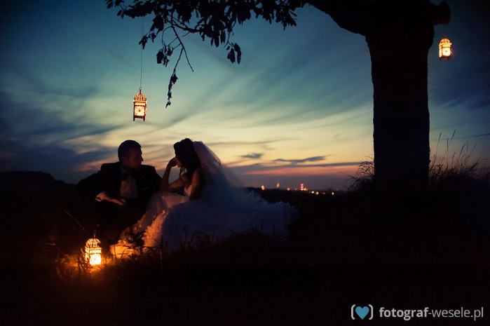 Para na nocnej sesji ślubnej na łonie natury
