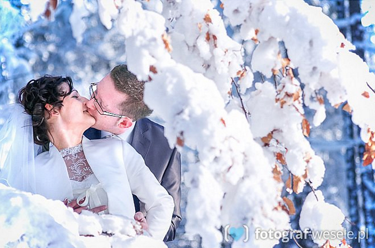 całująca się para młoda zimą, Katowice