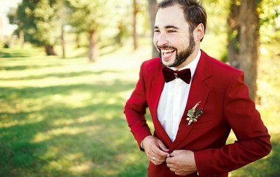 Garnitur na ślub - jak się ubrać, aby świetnie wyglądać na zdjęciach?