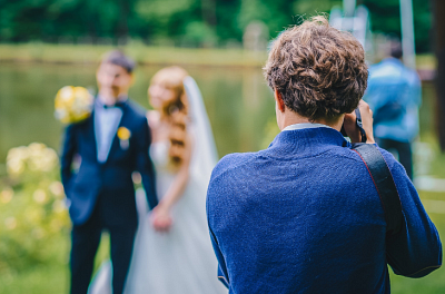 Pierwsze kroki w fotografii ślubnej. Jakie dobrać niezbędne akcesoria fotograficzne do ślubnej sesji.