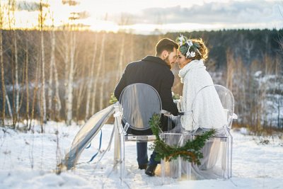 Sesja ślubna zimą – pomysły na zdjęcia w zimowym plenerze
