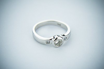 Dlaczego warto zakupić pierścionek zaręczynowy przez Internet?