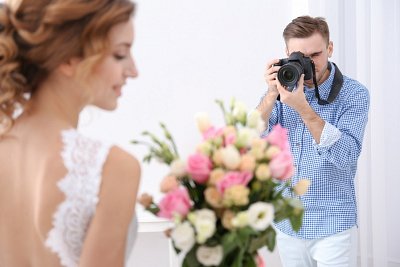 Ślubna sesja zdjęciowa — studio czy plener? Pomagamy zdecydować
