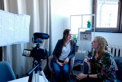 Jak połączyć profesjonalną fotografię produktową z angażującymi video podcastami?