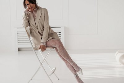 Prezent na wieczór panieński, który zachwyca – dlaczego sesja kobieca to strzał w dziesiątkę?